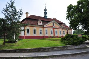 Barokní špitál na jižním okraji Zlonic byl v roce 1954 zrekonstruován na Památník Antonína Dvořáka - Foto: Městys Zlonice