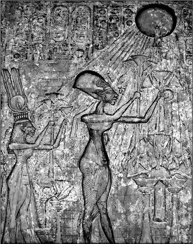 Stele da Tell el-Amarna di Akhenaton e Nefertiti che adorano Aton (c. 1340 a.C.) Wikimedia Commons