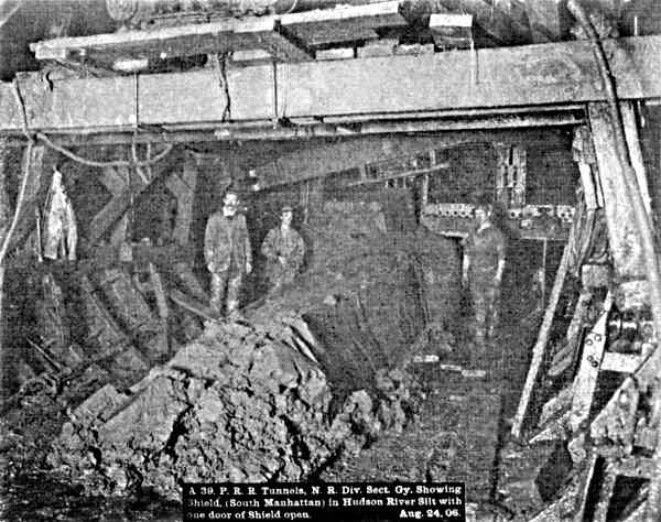 Apparatus for cleaning and rodding electric cable ducts in tunnel.