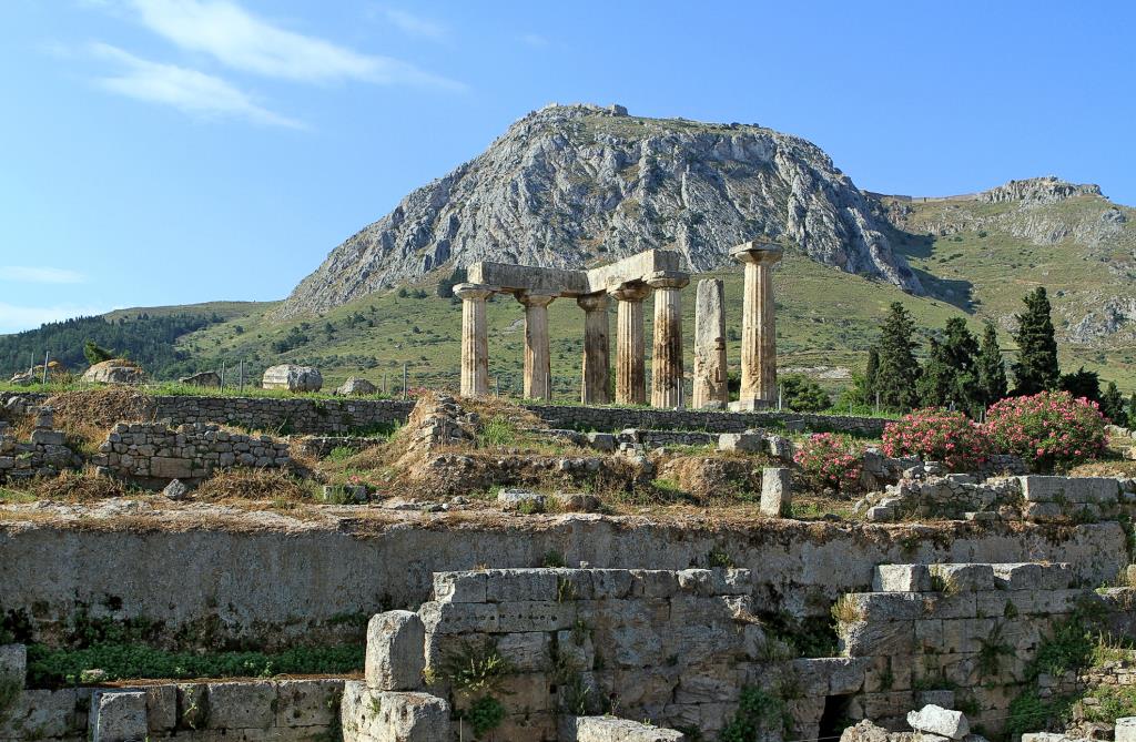 Der Apollon-Tempel von Korinth – im Hintergrund Akro Korinth 