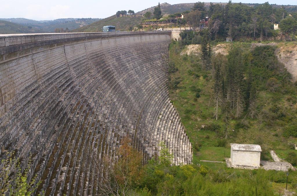 Tempel am Fuße der Staumauer von Marathónas 