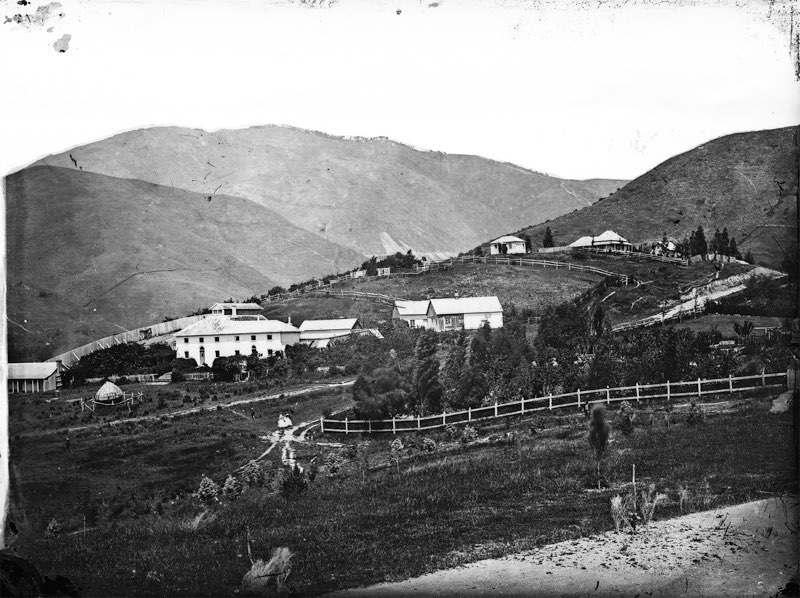 Photo of sparsely built-up Nelson foothills