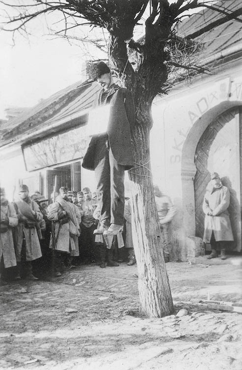 Geschichte / 1. Weltkrieg / Ostfront. Standrechtliche Hinrichtung eines Zivilisten durch Soldaten der k. u. k. Armee in Galizien. Foto, o. O. u. J. Aus dem Fotoalbum eines österreichischen Soldaten.