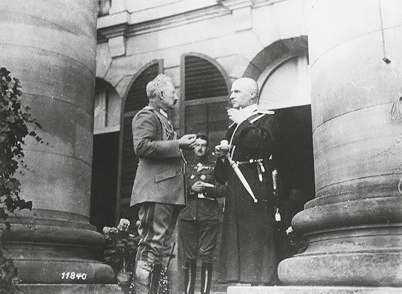 Wilhelm II., deutscher Kaiser (1888–1918); 1859–1941. Im 1. Weltkrieg: Kaiser Wilhelm II. empfängt den Hetmann der Ukraine, Pawlo Skoropadskij. Foto, 1918.