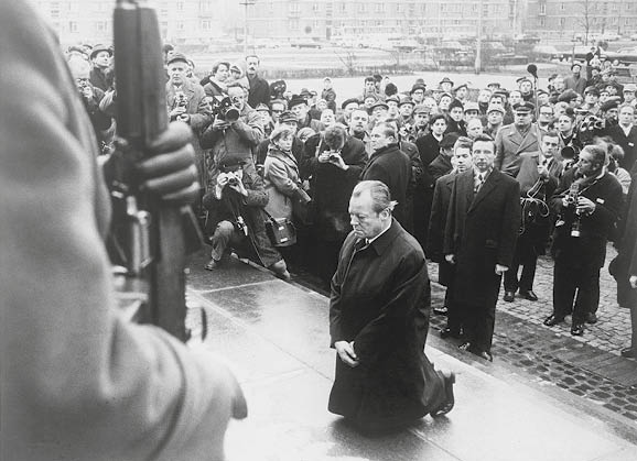 Historische Szene: Bundeskanzler Willy Brandt kniet am 7. Dezember 1970 vor dem Mahnmal im einstigen jüdischen Ghetto in Warschau, das den Helden des Ghetto-Aufstandes vom April 1943 gewidmet ist. Brandt eroberte mit seinem Kniefall die Herzen der intellektuellen Polen und legte damit den Grundstein für die deutsch-polnische Aussöhnung. Durch seine Geste war es ihm gelungen, Vertrauen in einem Land zu erwecken, in dem die Deutschen während des Zweiten Weltkrieges sechs Millionen Einwohner, über die Hälfte davon Juden, ausgelöscht hatten. Am selben Tag, der als Wendepunkt im deutsch-polnischen Verhältnis gilt, unterzeichnete Willy Brandt den Warschauer Vertrag, in dem die Bundesrepublik die Oder-Neiße-Linie als Westgrenze Polens anerkannte.