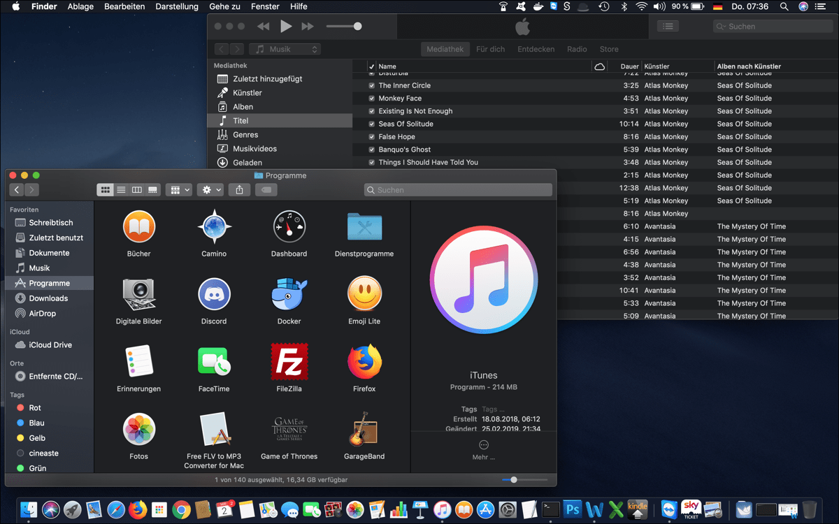 Der Desktop von macOS 10.14 Mojave im neuen Dark Mode. Oben befindet sich die Menüleiste, unten das Dock; außerdem sind das Programm iTunes sowie der Systemordner »Programme« (»Applications«) zu sehen.