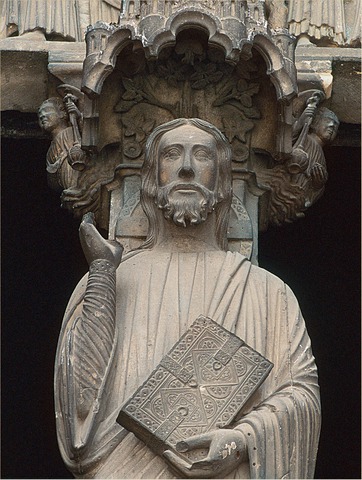 Le Christ enseignant. Notre-Dame de Chartres, portail central de la façade ouest.