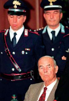 Gerard Julien, Erich Priebke durante il processo, Roma, 30 giugno 1996.