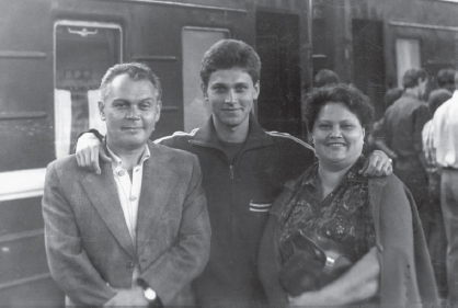 Leonid and Lyudmila Poleshchuk with son Aleksei at the Kievski Railroad Station, Moscow, September 1983. (Courtesy of Andrei Poleshchuk)