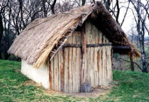 Rekonstruované obydlí našich předků ze 6. století v Březně mezi Louny a Postoloprty - Foto: Archeopark Březno u Loun