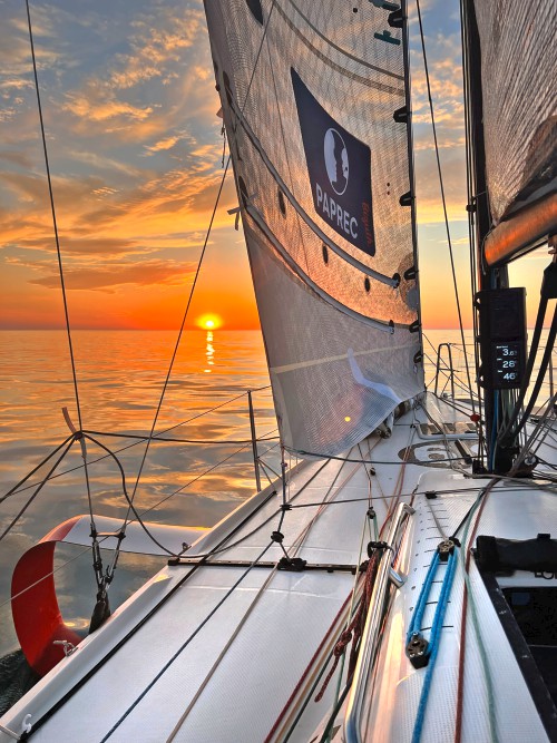 Das Deck des Segelboots, mit Blick auf den Sonnenaufgang.