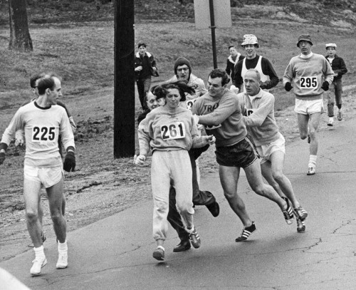 Kathrine Switzer beim Boston-Marathon, als der Rennleiter von hinten versucht, ihre Startnummer wegzureißen.