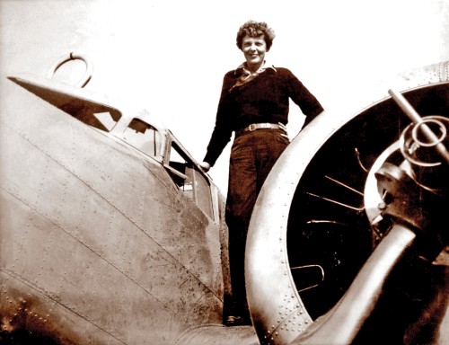 Amelia Earhart neben ihrem Flugzeug.