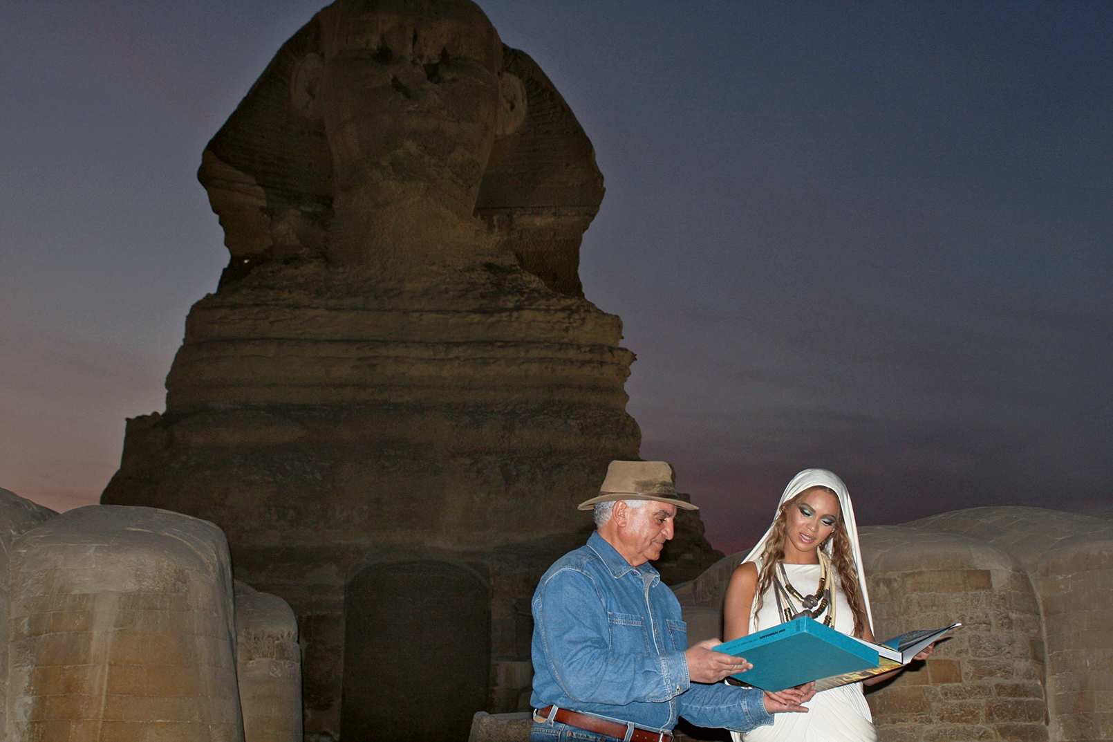 Tafel 3 :Der Generalsekretär der ägyptischen Altertümerverwaltung Zahi Hawass und Beyoncé im November 2009 bei einem Besuch der Pyramiden in Gizeh