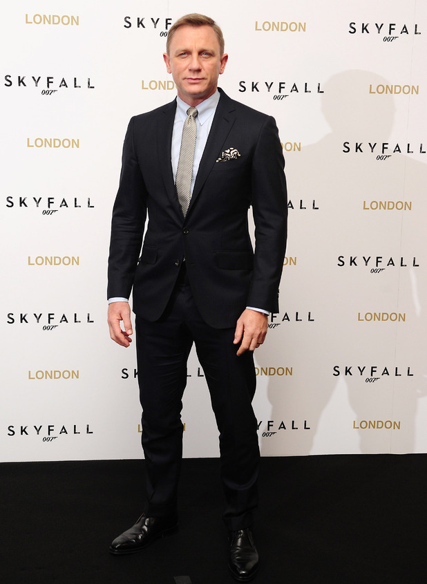 http://i2.cdnds.net/12/43/618x845/movies_skyfall_london_photocall_1.jpg