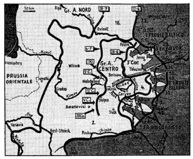 Il 22 giugno 1944 comincia l’offensiva generale contro l’arco di fronte del gruppo di armate Centro. Con un’operazione a tenaglia vengono accerchiate le «isole di resistenza» di Witebsk, Orscia, Mogilew e Bobruisk; ma la massa delle forze sovietiche si spinge oltre verso ovest. Con ciò la strategia di Hitler delle isole di resistenza viene neutralizzata, il debole fronte si spezza, il grosso delle forze della 4» e della nona armata viene accerchiato tra Minsk e la Beresina. Inutilmente il nuovo comandante in capo Model cerca di stabilire una nuova linea di contenimento, tramite nuove divisioni fatte arrivare d’urgenza tra Baranovici e la Dvina. Cinque settimane dopo l’inizio dell’attacco i sovietici stanno davanti alla Vistola e alla Prussia Orientale