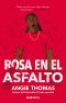 Rosa en el asfalto