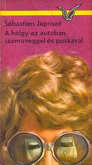 A hölgy az autóban, szemüveggel és puskával