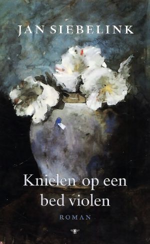 Knielen op een bed violen