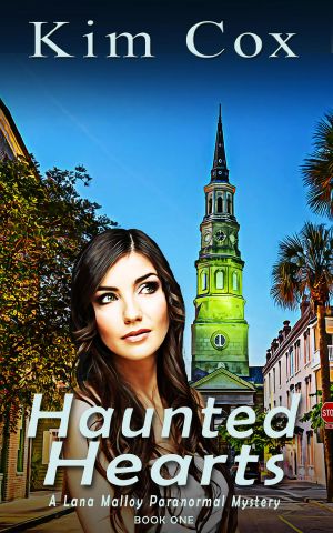 Haunted Hearts (Lana Malloy Paranormal Mystery, #1)